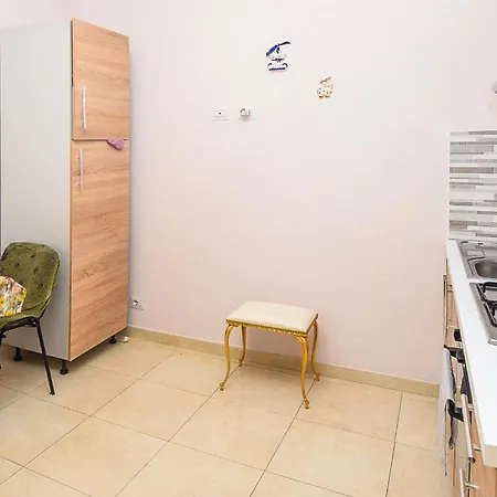 Lovely In With Kitchenette Lägenhet